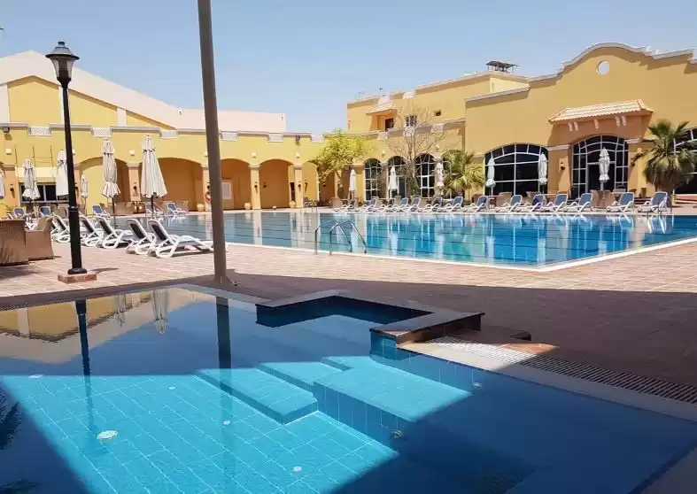 Residencial Listo Propiedad 4 + habitaciones de servicio S / F Villa en Compound  alquiler en al-sad , Doha #9426 - 1  image 